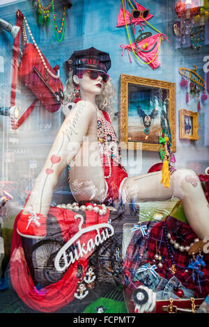 Tukadu Berlin bead shop quirky vitrine, mannequin en casquette Banque D'Images