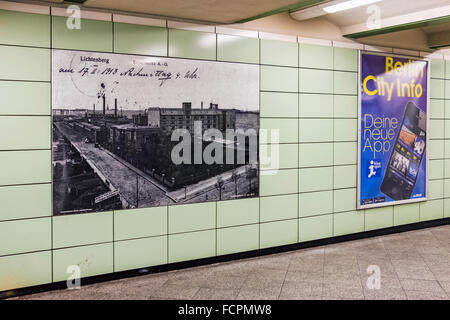 Berlin U-bahn - U5 Magdalenenstrasse couloir de la station de métro avec vieille photo historique sur mur de tuiles vertes Banque D'Images