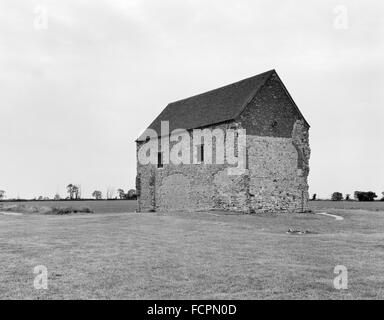 À NO à la nef de la cathédrale St Pierre de 7ème siècle chapelle construite de matériaux réutilisés sur le Romain W passerelle de Othona Roman fort. Banque D'Images