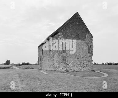 À ONO à la nef de la cathédrale St Pierre de 7e siècle, la chapelle-sur-Mer de Bradwell, montrant la position de l'abside (choeur) et chapelles latérales (porticus). Banque D'Images