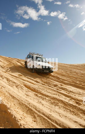 Safari en Jeep dans les collines de sable de désert du Sahara, dans le sud de la Tunisie, l'Afrique. Banque D'Images