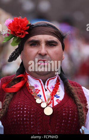 Bulgarie - jan 31, 2015 : l'homme en costume traditionnel masquerade est considéré à l'occasion du Festival International de l'Jeux de la mascarade Banque D'Images