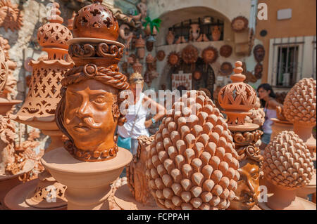 Boutiques en Italie, vue sur une exposition de lanternes et bustes en terre cuite à vendre dans une boutique de la station balnéaire historique de Taormina, Sicile. Banque D'Images