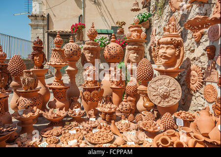 Poterie en terre cuite, vue sur une exposition de lanternes et bustes en terre cuite à vendre dans une boutique de Taormina, Sicile. Banque D'Images