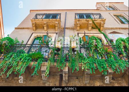 Balcon Taormina, un affichage coloré de plantes et de la céramique sur le balcon d'un appartement dans la région de Taormina, Sicile. Banque D'Images