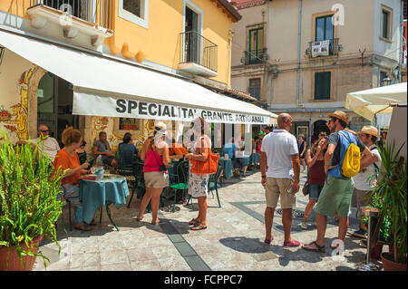 Bar de l'été, l'Italie vue de gens debout et assis à l'extérieur d'un bar populaire granita de Taormina, Sicile. Banque D'Images