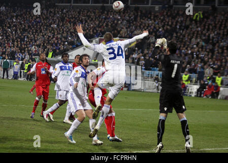 Kiev, UKRAINE - le 7 avril 2011 : Yevhen Khacheridi de Dynamo Kiev (# 34) se bat pour la balle avec Artur de SC Braga (R) au cours de leur jeu UEFA Europa League le 7 avril 2011 à Kiev, Ukraine Banque D'Images