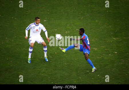 Kiev, UKRAINE - le 20 octobre 2013 : Yevhen Khacheridi de Dynamo Kiev (L) se bat pour la balle avec Dominik Adiyiah du FC Arsenal du Banque D'Images