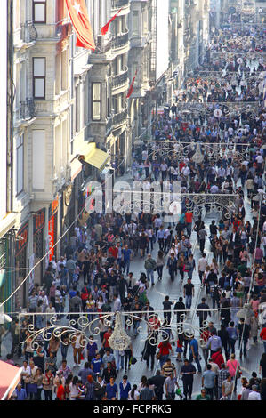 Les gens qui marchent sur la rue Istiklal à Istanbul, Turquie. C'est la rue la plus célèbre d'Istanbul Banque D'Images