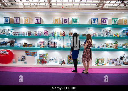 Londres, Royaume-Uni. 24 janvier 2016. Les visiteurs se réunissent au London's Olympia pour l'ouverture de cette année, le salon du jouet, le seul jouet jeu dédié, passe-temps et d'exposition dans le Royaume-Uni. Présenté par la British Association, de jouets et de spectacle sont les lignes nouvelles et novatrices et doivent avoir des produits pour les 12 prochains mois. Crédit : Stephen Chung / Alamy Live News Banque D'Images