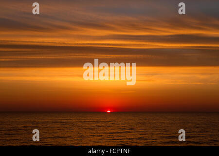 Lever de soleil dans la mer Égée, dans les îles d'Agios Efstratios et Lemnos, Grèce. Banque D'Images