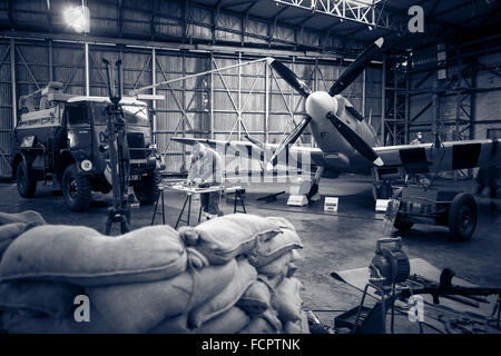 Une scène de la seconde guerre mondiale d'un hangar de Spitfire actif alors que l'avion est ravitaillé en carburant. Banque D'Images