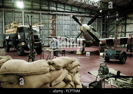 Une scène de la seconde guerre mondiale d'un hangar de Spitfire actif alors que l'avion est ravitaillé en carburant. Banque D'Images