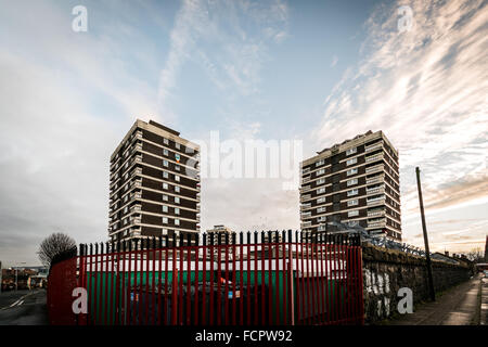 Deux des grandes tours appartements sur le nouveau Lodge estate dans le Nord de Belfast. Banque D'Images