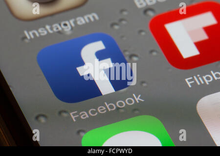 Icône de l'application Facebook sur l'écran d'un iphone 6 Banque D'Images