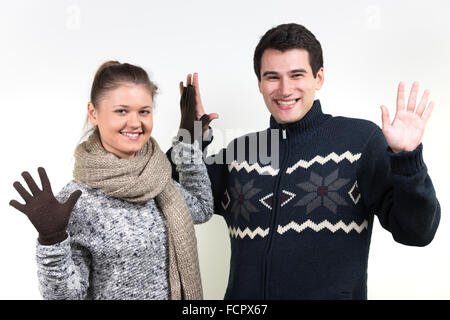 Portraits de jeune couple, homme et femme, portant des vêtements d'hiver Banque D'Images