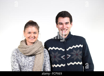 Portraits de jeune couple, homme et femme, portant des vêtements d'hiver Banque D'Images