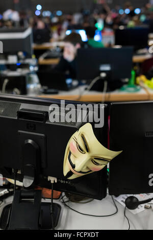 Un masque de Guy Fawkes est accroché sur un écran d'ordinateur à NetGame, la première convention de jeu d'ordinateur. Banque D'Images