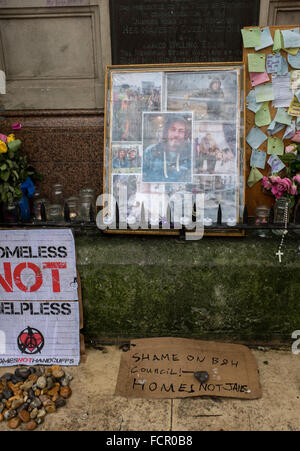 Brighton UK 24 Janvier 2016 - un culte avec des hommages à la mémoire des sans-abri qui sont morts dans les rues de Brighton a été créé au centre de la ville tour de l'horloge . Crédit : Simon Dack/Alamy Live News Banque D'Images