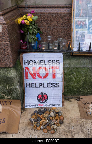 Brighton UK 24 Janvier 2016 - un culte avec des hommages à la mémoire des sans-abri qui sont morts dans les rues de Brighton a été créé au centre de la ville tour de l'horloge . Crédit : Simon Dack/Alamy Live News Banque D'Images