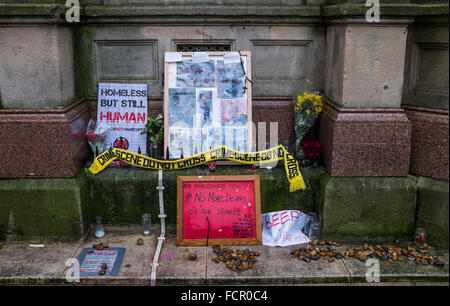 Brighton UK 24 Janvier 2016 - un culte avec des hommages à la mémoire des sans-abri qui sont morts dans les rues de Brighton a été créé au centre de la ville tour de l'horloge . Crédit : Simon Dack/Alamy Live News Banque D'Images