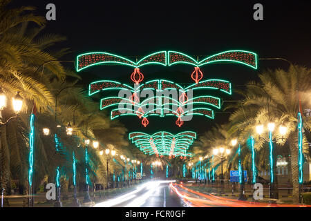 Dans la rue avec des chaînes de décoration de Mascate s'allume pour la célébration de la 45e Journée nationale d'Oman Banque D'Images