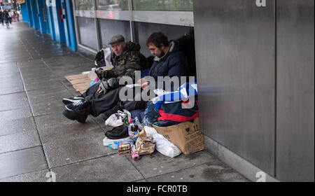 Brighton UK 24 Janvier 2016 - Deux hommes dans les rues de Brighton aujourd'hui . Un culte avec des hommages à la mémoire des sans-abri qui sont morts dans les rues de Brighton a été créé au centre de la ville tour de l'horloge . Crédit : Simon Dack/Alamy Live News Banque D'Images