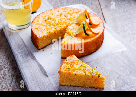 Tout fait maison orange testy gâteau sur une surface en bois Banque D'Images