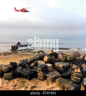 3 tonnes (3000 kg) de marijuana déchargés sur un une plage de Santa Barbara, en Californie. U.S. Customs and Border Protection avec la Garde côtière et d'autres organismes d'application de la loi ont intercepté un bateau mexicain panga illustré et arrêté 13 personnes. Voir la description pour plus d'informations. Banque D'Images