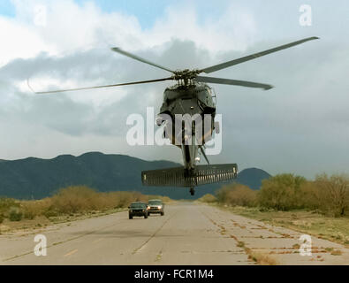 La US Customs and Border Protection (CBP Office d'air et d'exploitation de l'unité marine un Sikorsky UH-60 Blackhawk hélicoptère ici photographié lors d'un exercice intimidant 2 véhicules dans le sud-ouest des États-Unis. Voir la description pour plus d'informations. Banque D'Images