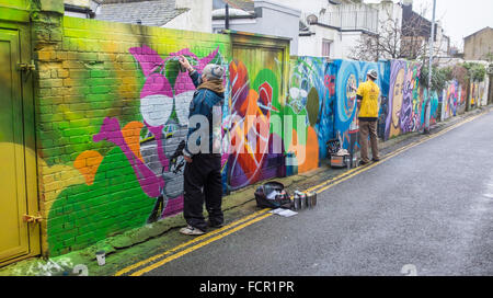 Brighton UK 24 Janvier 2016 - graffiti artistes au travail le long de Trafalgar voie dans la région de North Laine, de Brighton, qui est devenue une toile pour leur artwork Crédit : Simon Dack/Alamy Live News Banque D'Images