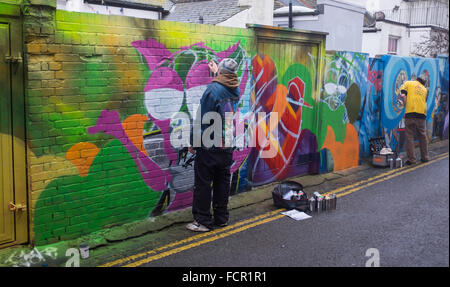 Brighton UK 24 Janvier 2016 - graffiti artistes au travail le long de Trafalgar voie dans la région de North Laine, de Brighton, qui est devenue une toile pour leur artwork Crédit : Simon Dack/Alamy Live News Banque D'Images