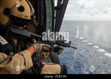 La US Customs and Border Protection (CBP Office d'air et de l'unité Marine l'exploitation d'un hélicoptère Blackhawk Sikorsky UH-60 fournissant réponse armée et de la sécurité dans et autour des eaux du sud de la Floride. La désactivation de l'air 'pratique photographié fire' ou les tirs d'avertissement placé près d'un navire refusant l'ordre de s'arrêter dans les eaux territoriales américaines. Voir la description pour plus d'informations. Banque D'Images