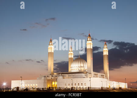 Grande mosquée de Nizwa est éclairée la nuit. Sultanat d'Oman, au Moyen-Orient Banque D'Images