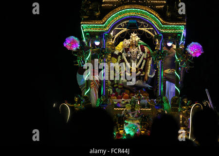 Sumatra, Indonésie. 24 Jan, 2016. Hindous tamouls Indonésie défilant une statue de seigneur Murga avec un 124-year-old char au cours de la célébrations du jour Thaipusam dans le Temple de Shri Subramaniam Nagarathar, à Medan, au nord de Sumatra, en Indonésie. le dimanche, 24 janvier 2016. Thaipusam est une importante fête religieuse célébrée principalement hindous respect Lord Murugan, qui est né à la pleine lune, une célébration afin de s'acquitter de vœux et d'expiation, et demander pardon comme une forme de respect, de demander la bénédiction, respecter les promesses et offre remercie Dieu Murga. Crédit : Ivan Damanik/Alamy Live News Banque D'Images