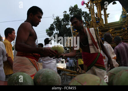 Sumatra, Indonésie. 24 Jan, 2016. Un dévot hindou se prépare à offrir des prières à la statue du dieu dans le cadre d'une purification rituelle avant son pèlerinage pendant Thaipusam festival, à Shri Subramaniam Nagarathar, à Medan, au nord de Sumatra, en Indonésie. le dimanche, 24 janvier 2016. Thaipusam est une importante fête religieuse célébrée principalement hindous respect Lord Murugan, qui est né à la pleine lune, une célébration afin de s'acquitter de vœux et d'expiation, et demander pardon comme une forme de respect, de demander la bénédiction, respecter les promesses et offre Remerciements Merci à Dieu Murga. Crédit : Ivan Damanik/Alamy Live New Banque D'Images