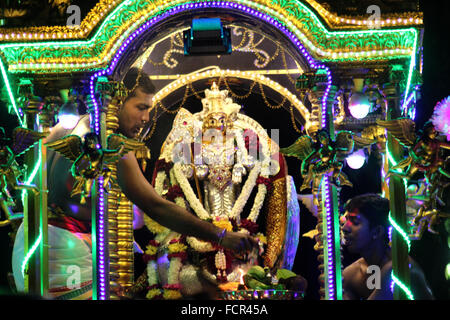 Sumatra, Indonésie. 24 Jan, 2016. Hindous tamouls l'Indonésie prépare une statue de seigneur Murga avec un 124-year-old char au cours de la célébrations du jour Thaipusam dans le Temple de Shri Subramaniam Nagarathar, à Medan, au nord de Sumatra, en Indonésie. le dimanche, 24 janvier 2016. Thaipusam est une importante fête religieuse célébrée principalement hindous respect Lord Murugan, qui est né à la pleine lune, une célébration afin de s'acquitter de vœux et d'expiation, et demander pardon comme une forme de respect, de demander la bénédiction, respecter les promesses et offre remercie Dieu Murga. Crédit : Ivan Damanik/Alamy Live News Banque D'Images