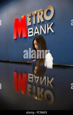 PHOTO : Londres, Royaume-Uni. 7 mai, 2015. Pour lancer la Banque métro £2milliards de flottation. Metro Bank devrait défier turbulences boursières et lancer un £2milliards en bourse cette semaine. La photo montre le personnel et les clients dans le métro direction générale de la Banque à Holborn, Londres le 7 mai 2015 Crédit : David Levenson/Alamy Live News Banque D'Images