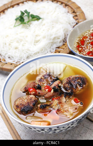 Bun cha, le porc grillé nouilles de riz et d'herbes, la cuisine vietnamienne Banque D'Images