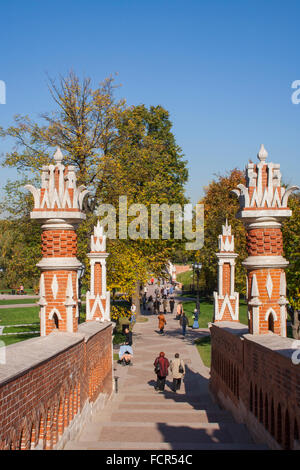 Grand pont sur le ravin construit par Vassili Bajenov dans le parc Tsaritsyno, Moscou, Russie Banque D'Images