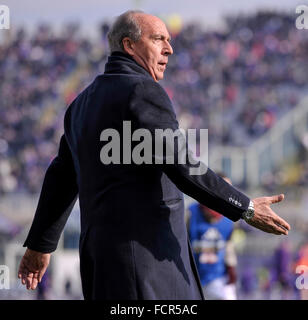 Florence, Italie. 24 Jan, 2016. Giampiero Ventura gestes au cours de la serie d'un match de football entre la Fiorentina et le Torino FC. La Fiorentina remporte le match 2-0, Josip Ilicic et Gonzalo Rodriguez sont les buteurs. Credit : Nicolò Campo/Pacific Press/Alamy Live News Banque D'Images