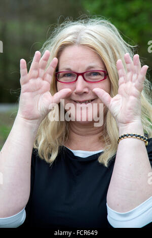 Les anciens irlandais blonde woman wearing aucun maquillage. Banque D'Images