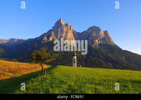 Saint Valentin mit Schlern dans den Dolomiten - église Saint Valentin et la montagne Dolomites à Schlern Banque D'Images