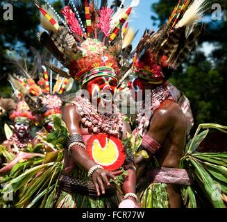 De jeunes interprètes de la danse dans un chanter chanter pendant la célébration des tribus des hauts plateaux au Mount Hagen Culture Voir le 8 août 2013 à Mount Hagen, la Papouasie-Nouvelle-Guinée. Banque D'Images