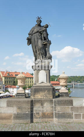 Statue de Saint Antoine de Padoue sur le pont Charles de Prague - 1707 Banque D'Images