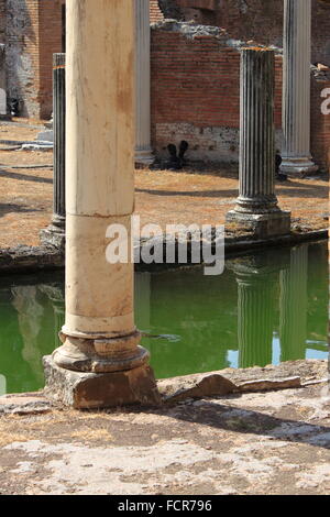 Colonnes antiques à Villa Adriana près de Rome, Italie Banque D'Images