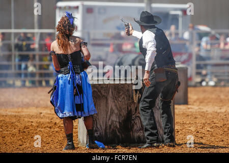 Re-enactment Cowboy shootout à l'Arcadia All-Florida P.R.C.A. Championnat Rodeo a tenu dans le sud-ouest de la ville de Floride Arcadia Banque D'Images