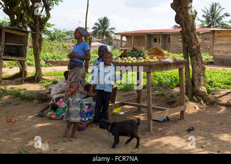 Les membres d'une famille nigériane de Segou, vendant de la nourriture dans un petit village Banque D'Images