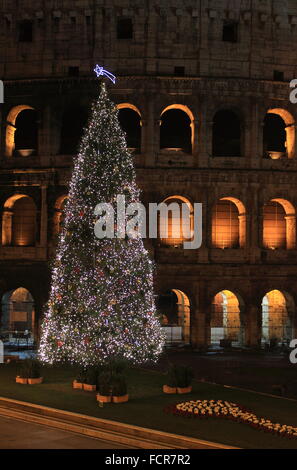 Colisée de nuit dans le temps de Noël. Rome, Italie Banque D'Images