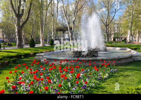 Le parc Zrinjevac Zagreb au printemps avec cascade Banque D'Images